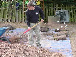 Während der Grabungen auf dem Neustädter Friedhof 2008. 