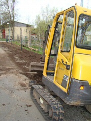 Zaum entlang der neuen Zufahrtstraße gesetzt