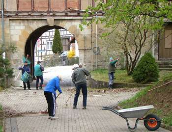 Frühjahrsputz am „Roten Schloss“