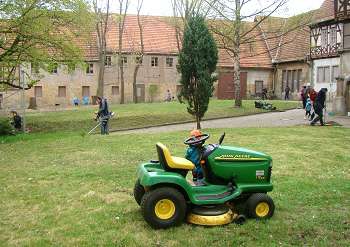 Frühjahrsputz am „Roten Schloss“