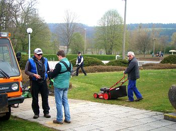 Mitglieder des Fördervereins, Freunde des Bades und Mitarbeiter des Bauhofes bereiteten Freibadsaison vor